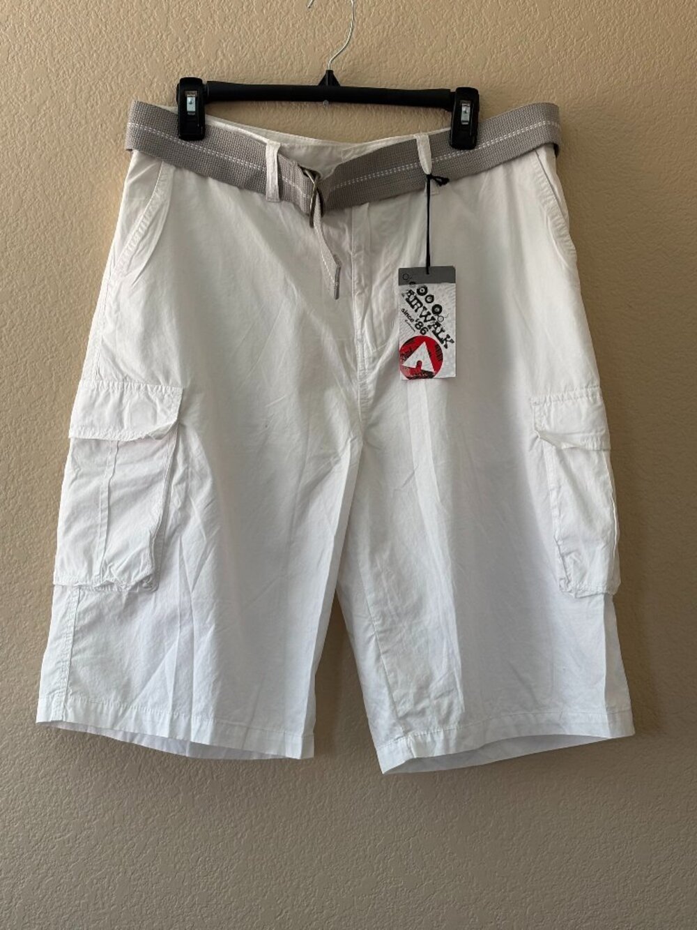 NWT Airwalk White Cargo Shorts Belted Size 34